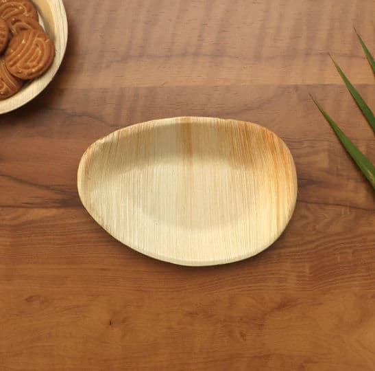 Medium Oval 8" (20cm) Disposable Palm Leaf Plates - 25 Pack product image 3